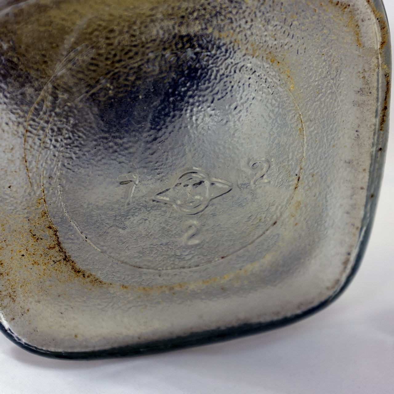 Base of the H&H three-pound Crystalvac jar: Owens-Illinois Diamond-Oval-I mark, 7 (Alton IL plant) to the left, 2 (1932 date code) to the right, 2 (mold) below